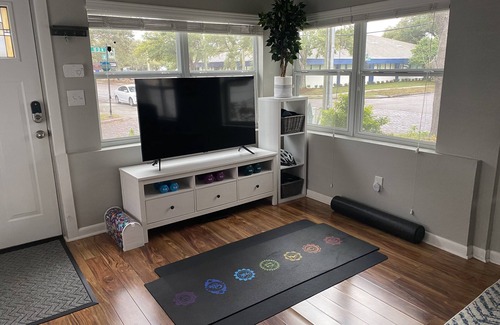 Historic Uptown Casa | ** Cozy and Clean Luxury Bungalow close to Beach and Downtown St. Petersburg **