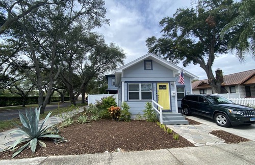 Historic Uptown Casa | ** Cozy and Clean Luxury Bungalow close to Beach and Downtown St. Petersburg **
