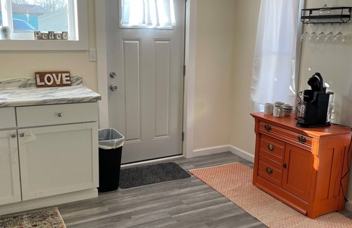 Port Clinton Cabaña | Cozy and close to downtown Port Clinton, Jet Express to Put-In-Bay and fishing!
