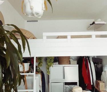 College Park and Old Oak Apartamento | Cozy and Cute Studio Apartment with a Loft Bed, 13 mins walk to Westfield White City