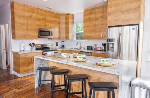 Eastside Promise Neighborhood Cabaña | Cozy and Gorgeous 2br/1ba Near Amazing Downtown