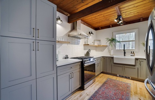 Greentown Cabina | Cozy and Modern Poconos Cabin close to Skytop and Lake Wallenpaupack!