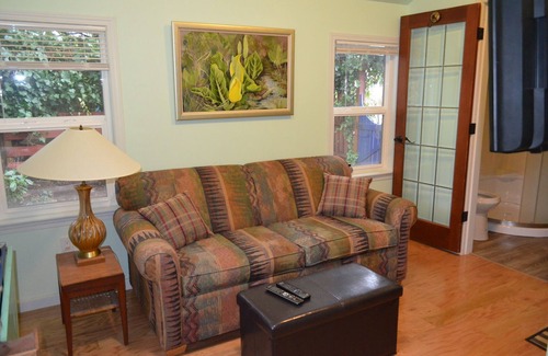 Courtenay Cabaña | Cozy and private self-contained bachelor cottage
