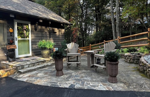 Roaring Gap Cabaña | Cozy and Quiet Four Bedroom Cottage on a Golf Course in Glade Valley, NC.
