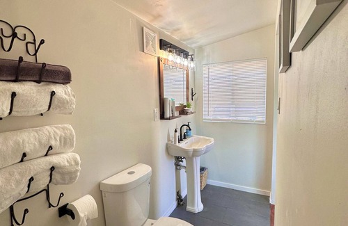 Julian Cabaña | Cozy and Quiet Tiny House Cottage with Skylight 2 Minutes from Main Street