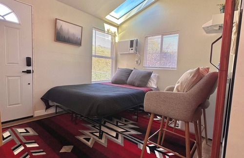 Julian Cabaña | Cozy and Quiet Tiny House Cottage with Skylight 2 Minutes from Main Street