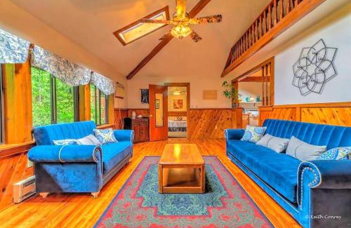Canadensis Casa | Cozy and Secluded Cabin with a Fireplace in the Poconos Mountains of Pennsylvania