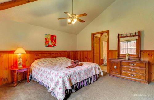 Canadensis Casa | Cozy and Secluded Cabin with a Fireplace in the Poconos Mountains of Pennsylvania