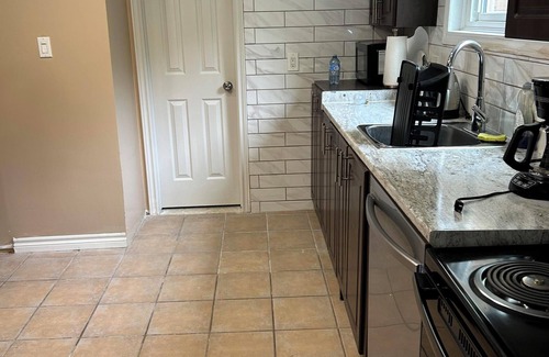 Barrie Casa | Cozy and Spacious 4 bedrooms, 1.5 bathroom, private yard for the whole family.