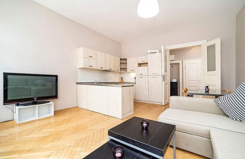 Zizkov Condominio | Cozy and sunny apartment in uptown