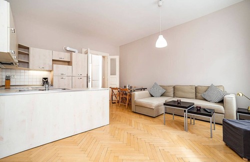 Zizkov Condominio | Cozy and sunny apartment in uptown