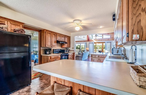 Litchfield by the Sea Casa | Cozy and Tranquil Creekfront Cottage in Litchfield