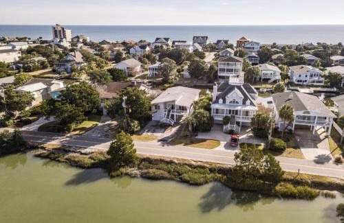 Litchfield by the Sea Casa | Cozy and Tranquil Creekfront Cottage in Litchfield