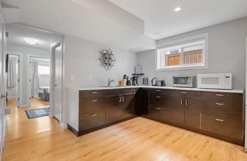 Tuxedo Park Apartamento | Cozy and Welcoming 2BR Basement Suite In The Heart of Calgary