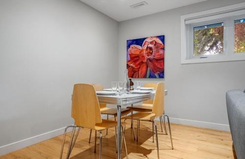 Tuxedo Park Apartamento | Cozy and Welcoming 2BR Basement Suite In The Heart of Calgary