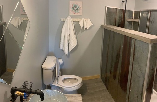 Barnardsville Apartamento | Cozy apartment for 2. Nice getaway with beautiful local scenery.
