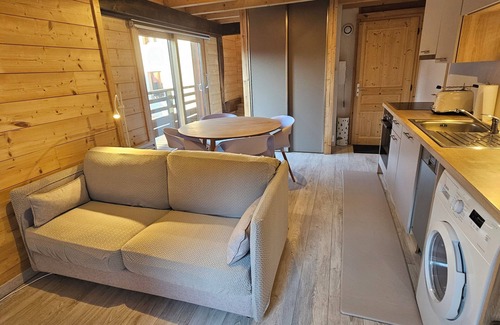 Bons-en-Chablais Apartamento | Cozy apartment near train station, with balcony on quiet street