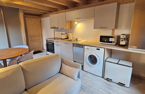 Bons-en-Chablais Apartamento | Cozy apartment near train station, with balcony on quiet street