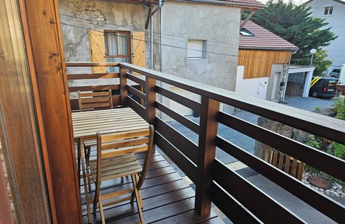 Bons-en-Chablais Apartamento | Cozy apartment near train station, with balcony on quiet street