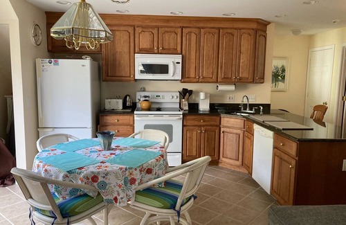 East Orleans Apartamento | Cozy apartment in a quiet wooded neighborhood, just 2 miles from Nauset Beach.