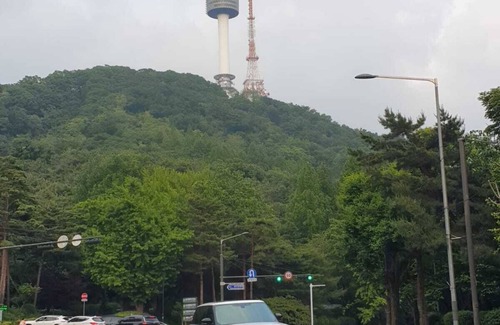 Jangchung-dong Apartamento | Cozy apartment in enchanting Seoul with AC, WiFi, heating, Kitched, TV, etc