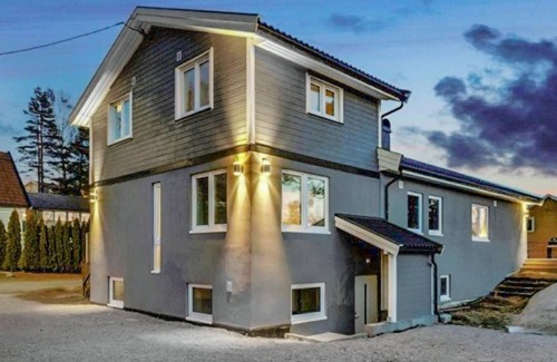 Fredrikstad Apartamento | Precioso apartamento en Rolvsøy con casa y vista panorámica.