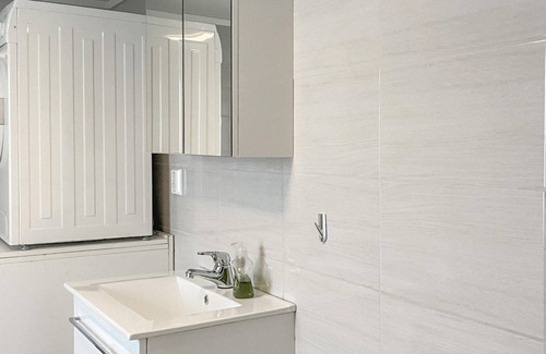 Fredrikstad Apartamento | Precioso apartamento en Rolvsøy con casa y vista panorámica.