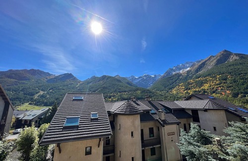 Monetier-les-Bains Apartamento | Cozy Apartment · Village Center · Fireplace · Mountain Views · 10 Min to Pistes