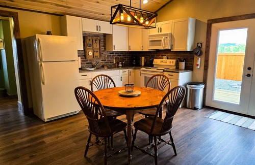 Del Norte Apartamento | Cozy apartment with full kitchen, patio, grill & convenient location