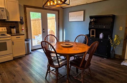 Del Norte Apartamento | Cozy apartment with full kitchen, patio, grill & convenient location