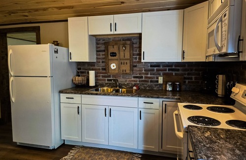 Del Norte Apartamento | Cozy apartment with full kitchen, patio, grill & convenient location