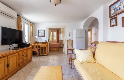 Nerja City Centre Apartamento | Acogedor apartamento con patio soleado, barbacoa, Wi-Fi y aire acondicionado
