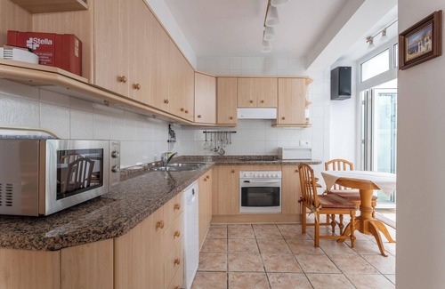 Nerja City Centre Apartamento | Acogedor apartamento con patio soleado, barbacoa, Wi-Fi y aire acondicionado
