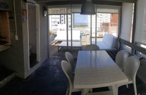 Punta del Este Apartamento | Cozy Apt 2 blocks from the ocean WiFi AC Parking and private terrace with a BBQ