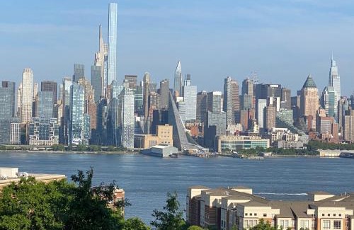 West New York Apartamento | Cozy apt in WEST NY, NEW JERSEY, at 2 bloks from bus stop-15 minutes 2NY 7MINUTES VIA NYWATERWAY FERRY-BETTER CAN'T BE!