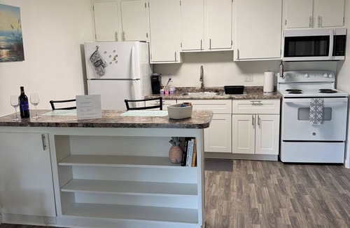 Golden Glades - The Woods Apartamento | Cozy Apt min to Mayo, Beaches, Free Wi-Fi, Coffee, Tea & Wine