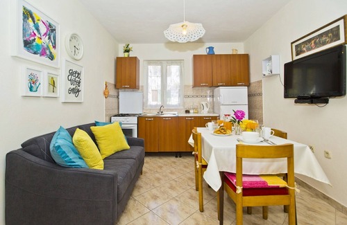 Hvar Apartamento | Acogedor apartamento con balcón con vista al mar, área tranquila, cerca del centro de Hvar + estacionamiento