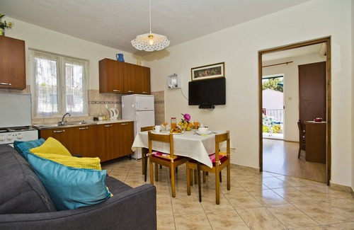Hvar Apartamento | Acogedor apartamento con balcón con vista al mar, área tranquila, cerca del centro de Hvar + estacionamiento