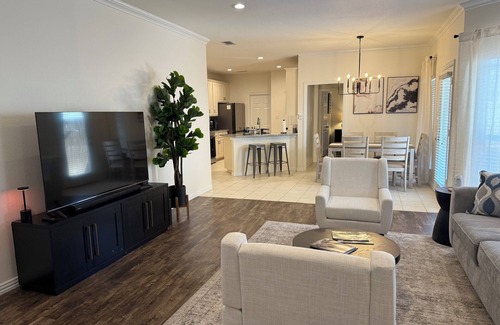 Southwest Arlington Casa | Cozy Arlington Retreat 2BR 2BA + Sofa Bed