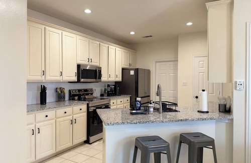 Southwest Arlington Casa | Cozy Arlington Retreat 2BR 2BA + Sofa Bed