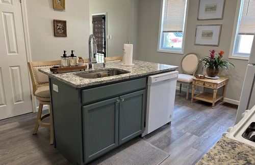 Blawnox Casa | 🌟🎨COZY ART HOME in Fox Chapel area by restaurants, bars, shops & hospital!