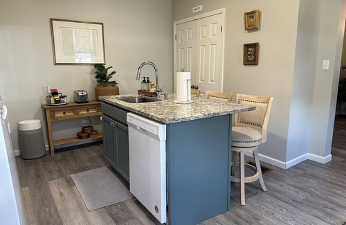 Blawnox Casa | 🌟🎨COZY ART HOME in Fox Chapel area by restaurants, bars, shops & hospital!