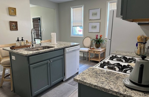 Blawnox Casa | 🌟🎨COZY ART HOME in Fox Chapel area by restaurants, bars, shops & hospital!