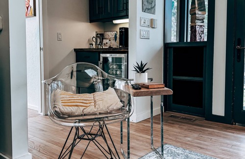 Stillwater Chalet De Esquí | Cozy, artsy chalet in Stillwater with WiFi and AC and set in a scenic landscape.