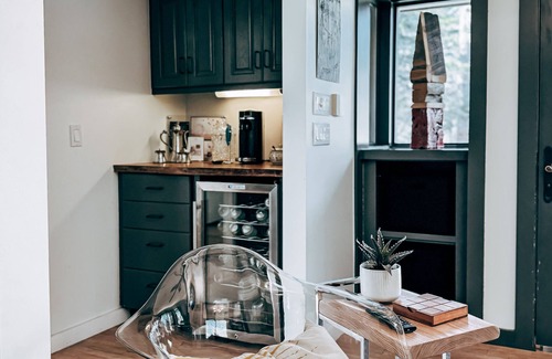 Stillwater Chalet De Esquí | Cozy, artsy chalet in Stillwater with WiFi and AC and set in a scenic landscape.