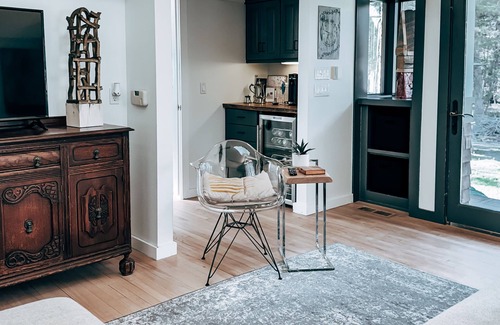 Stillwater Chalet De Esquí | Cozy, artsy chalet in Stillwater with WiFi and AC and set in a scenic landscape.