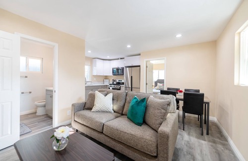 La Puente Casa | Cozy back house/ In-law suite for 4; 2 beds!