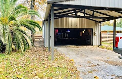 Montgomery Casa | Cozy Barn with Pool Access & Near Lake Conroe