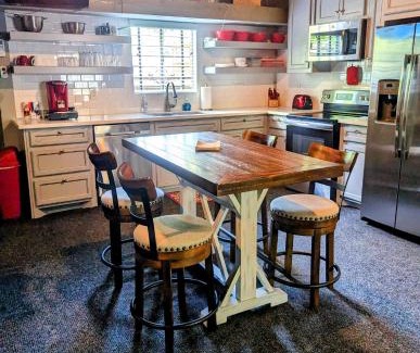 Montgomery Casa | Cozy Barn with Pool Access & Near Lake Conroe