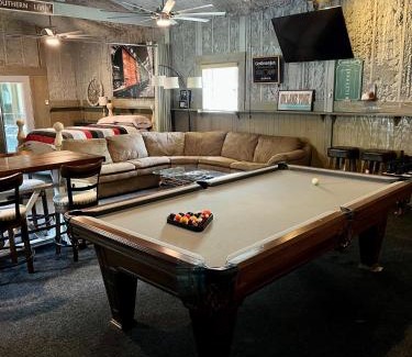 Montgomery Casa | Cozy Barn with Pool Access & Near Lake Conroe